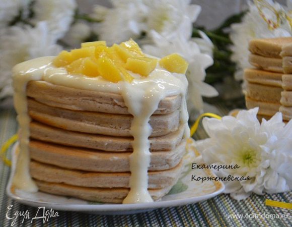 Подавать панкейки, полив сметанно-манговым соусом и положить кусочки манго.