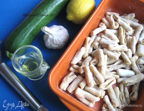 Небольшой лимон хорошо помыть. Натереть на мелкой терке цедру. Из лимона выжать сок.