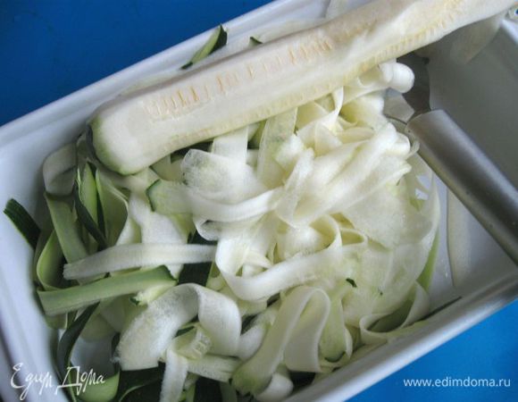 Цукини помыть, снять кожуру (кожура тоже используется) и мякоть до семечек чисткой для овощей  таким образом, чтобы образовались длинные, тонкие ленточки.
