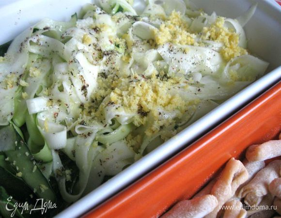 Добавить цедру. Перемешать, слегка прижать ленточки цукини, чтобы они были покрыты соком, оставить мариноваться на 25 минут.
