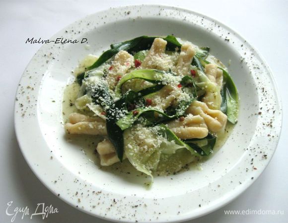 Отварить пасту в подсоленной воде до состояния аль денте. Откинуть на сито.

Пармезан натереть на мелкой терке. Соединить пасту с цукини, которые предварительно откинуть на сито. Тарелку посыпать молотым перцем, затем положить часть цукини, накрутив ленточки из них на вилку, затем — пасту, опять — цукини. Посыпать красным перцем, измельченным в ступке до крупного состояния, пармезаном.

Приятного аппетита!!
