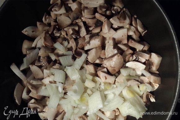 Тесто разморозить. Грибы и лук порезать. Обжарить на сковороде в растительном масле до полуготовности, чтобы выпарилась вода.