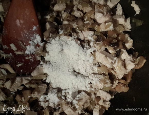 Посолить, поперчить. Добавить муку.