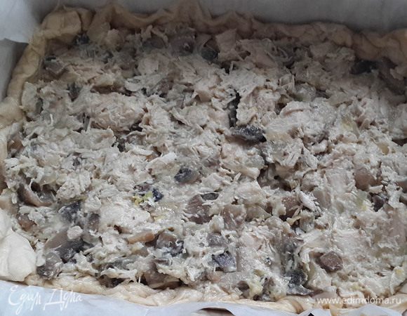 Выложить тесто на пергамент в форму. Выложить жульен. Утрамбовать.