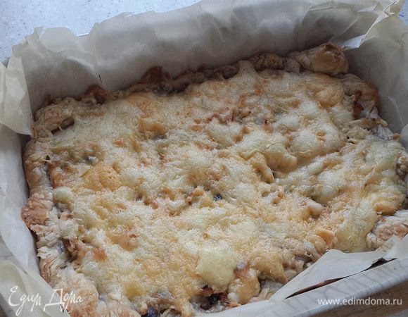 Посыпать тертым сыром. Запекать около 30 минут в разогретой до 180°C духовке.