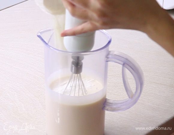 Добавляем просеянные 150 г муки. Всё перемешиваем.