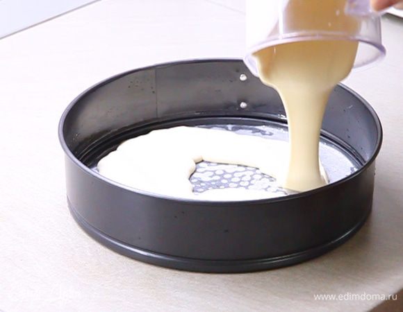 Готовое тесто выливаем в разъемную форму, на дно которой предварительно положили пергамент для выпекания и смазали его растительным маслом.