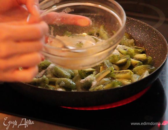 Тем временем готовим желе из киви (можно клубники, вишни, смородины) по желанию и по настроению. Начинаем с желатина. Для этого 2 чайные ложки желатина заливаем 3-мя столовыми ложками холодной воды (на 15-20 минут) для набухания.