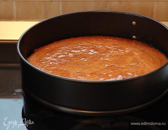 4-мя ложками жидкого варенья из киви смачиваем бисквит.