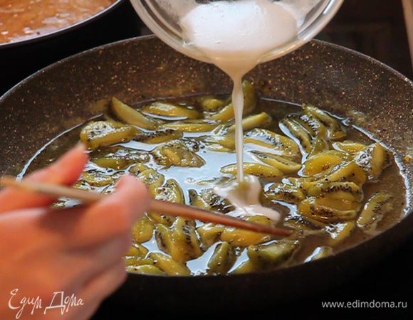 Вливаем желатин в киви, перемешиваем и даем остыть до 30°С.