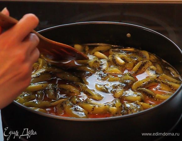 Остывшее желе выливаем на бисквит, разравниваем и ставим в холодильник на 40 минут.