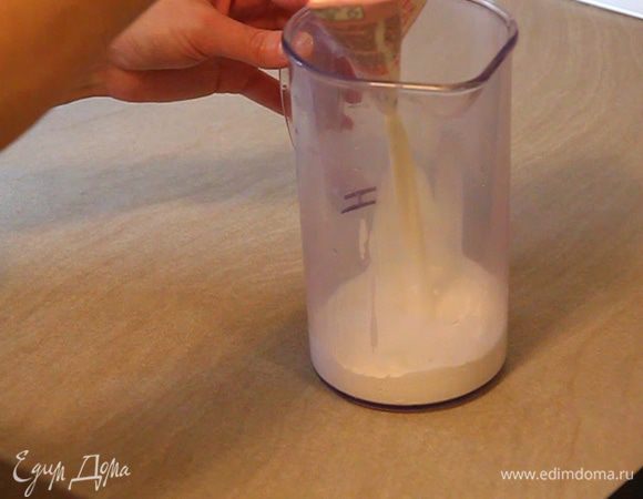 Минут через 35 с момента помещения формы в холодильник приступаем к крему. 200 г сливок взбить с 150 г сахарной пудры, с добавлением 1 чайной ложки ванильного сахара.