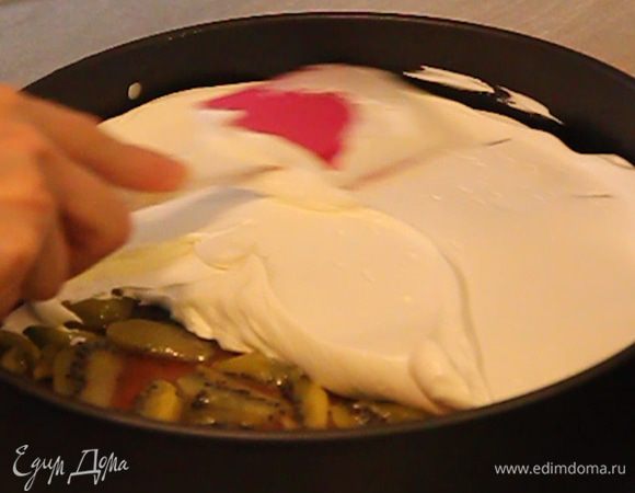 Достаем торт из холодильника и выкладываем весь крем как верхний слой.