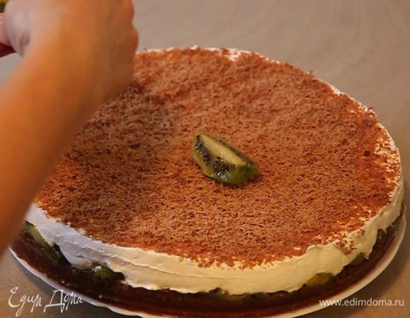 Достаем торт, выкладываем на блюдо и украшаем кусочками одного киви.