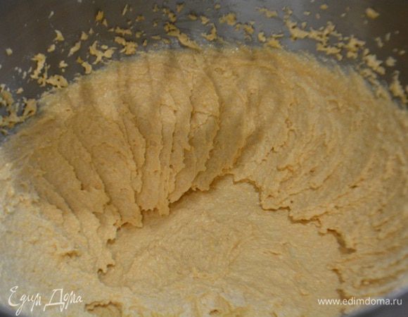 Масло и пасту комнатной температуры взбить до побеления. Разбить в эту массу яйцо и снова взбить.