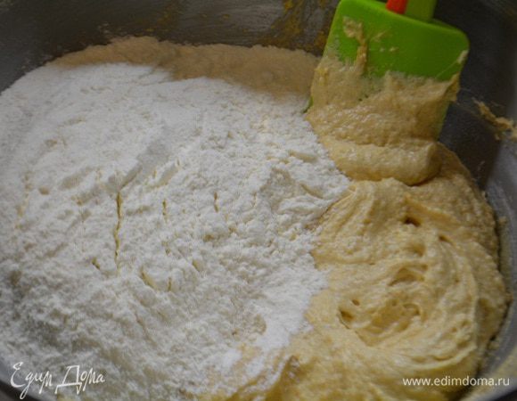 Просеять туда муку, разрыхлитель, соду и соль. Перемешать.