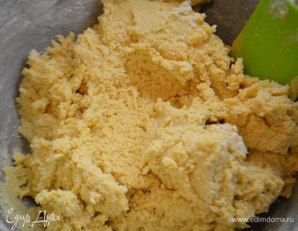 Сначала тесто будет крошиться, но потом соберется в комок.