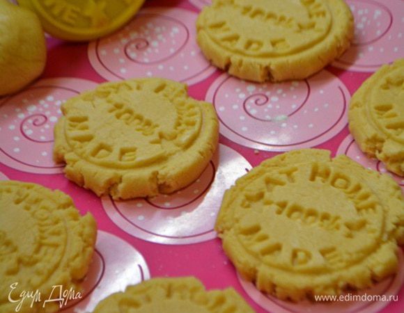 Отщипываем тесто, скатываем в шар с грецкий орех и укладываем на противень выстланной пекарской бумагой или силиконовым ковриком. Придавливаем штампом (как у меня) или обычным стаканом. Выпекаем в духовке 10 минут при температуре 160°С. Ориентируемся на края печенья, как только зарумянились-готовы.