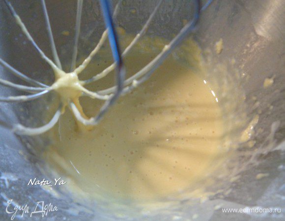 Посолим. И начнем понемногу вливать молоко.