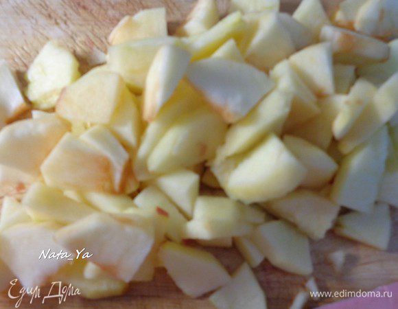 А пока займемся начинкой. Яблоки очистим от сердцевины и кожуры. Нарежем дольками и еще каждую дольку пополам. Я взяла 3 яблока, надо все-таки 4, если любите, чтобы начинки было побольше.
