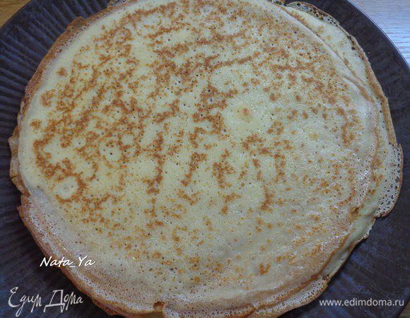 И начнем печь тоненькие блинчики. Я смазала сковородку немного растительным маслом только перед 1-ым блином. Складываем блинчики в стопку, смазывая каждый немного сливочным маслом. У меня вышло порядка 18 блинов, более чем достаточно.