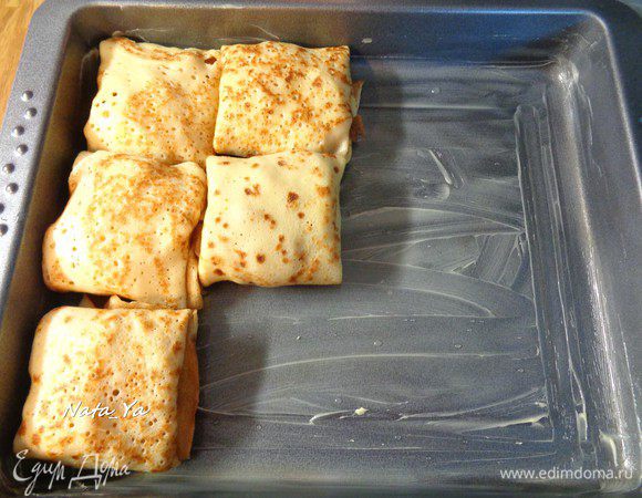 Завернем конвертиком и положим в форму.