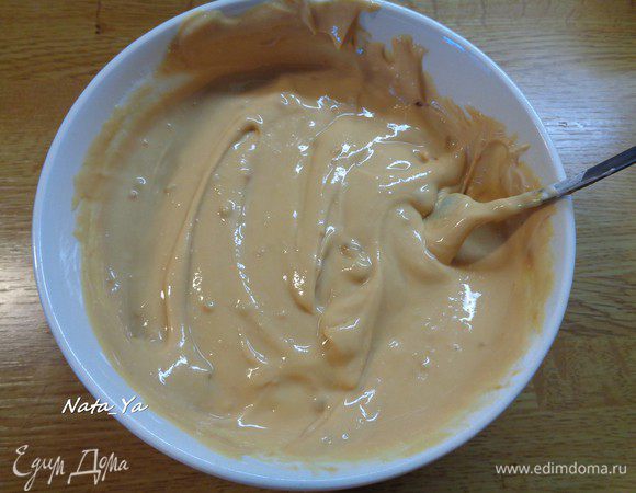 Творог (берем мягкий однородный творог, без крупинок) смешаем с вареной сгущенкой. Если творог крупинками, то перетрите его вместе со сгущенкой в блендере до однородного состояния.