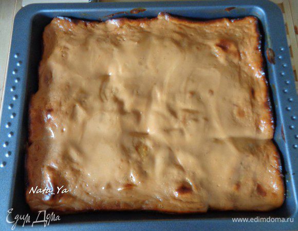 Поставим в духовку, разогретую до 220°С на 15 минут. Подавать блины горячими.