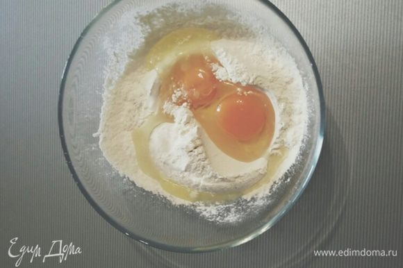 В одну емкость кладем муку (6 ст. л. с горкой), яйца, масло растительное, соду, сахар, соль, воду, молоко.