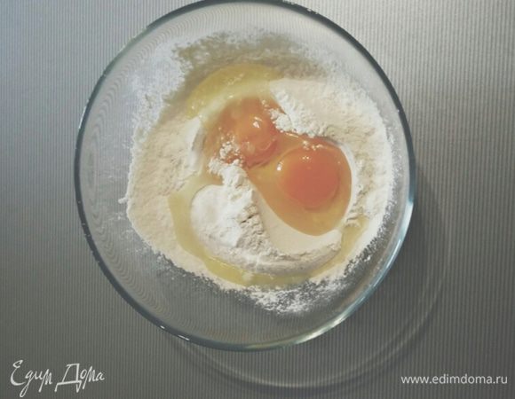 В одну емкость кладем муку (6 ст. л. с горкой), яйца, масло растительное, соду, сахар, соль, воду, молоко.