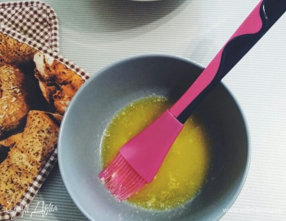 Растапливаем сливочное масло.