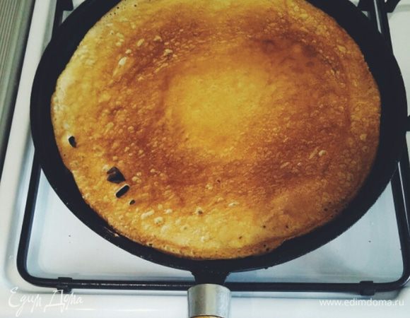 Обжариваем каждый блинчик с двух сторон по 1 минуте на среднем огне, предварительно смазав сковородку свиным жиром.
