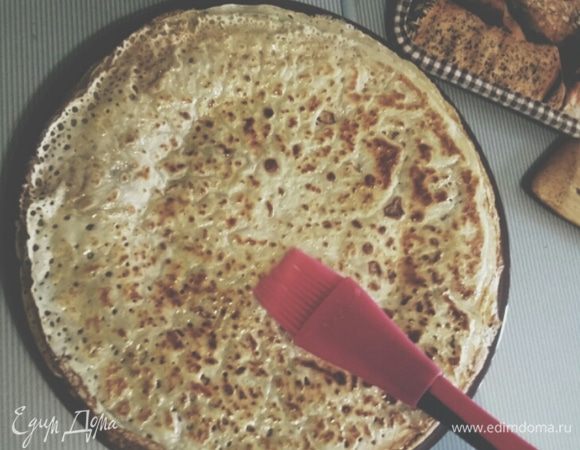 Готовый блинчик смазываем сливочным маслом.