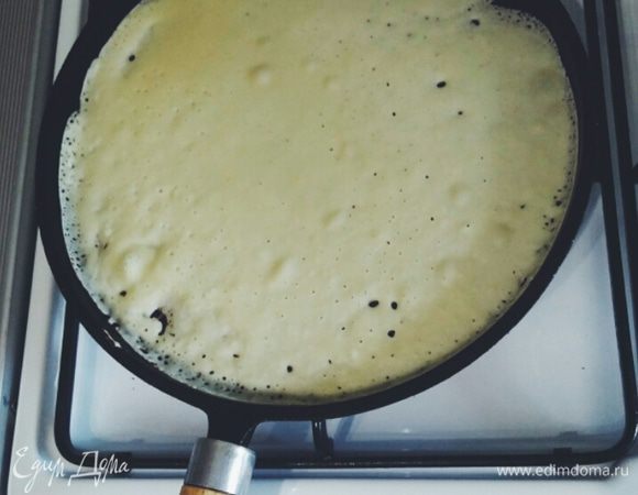 Обжаривать блины с каждой стороны по 1 минуте, предварительно смазав сковороду свиным жиром.