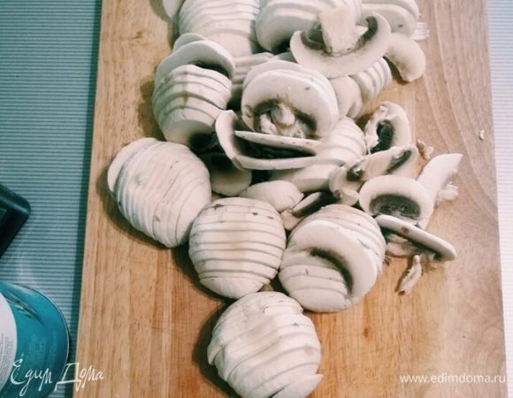 Очищаем и режем шампиньоны, сбрызгиваем соком лимона.