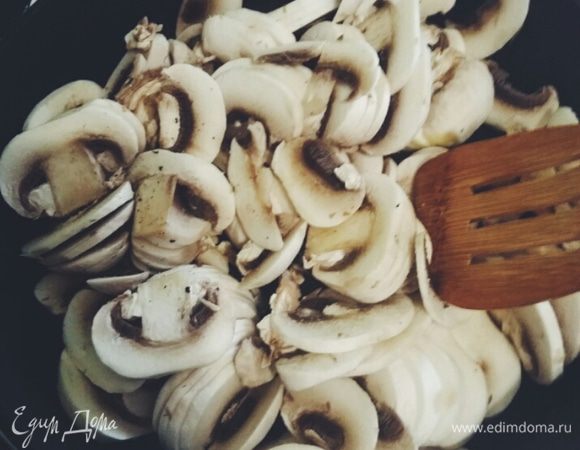 Обжариваем грибы 10 минут.