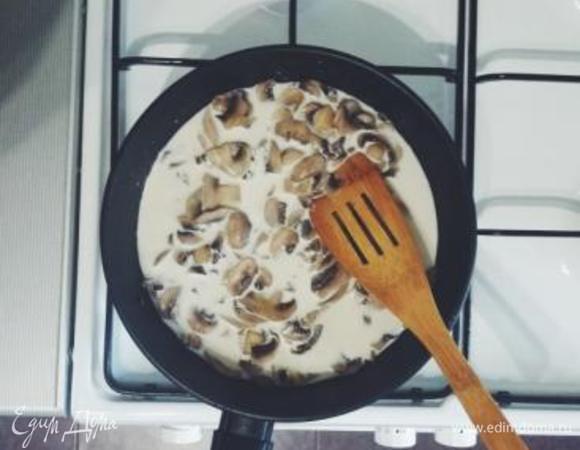 Добавляем сливки, соль, по желанию перец. Жарим на среднем огне до загустения соуса.