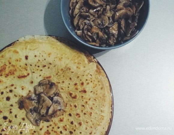 Выкладываем соус на блинчики и сворачиваем их. Приятного аппетита!