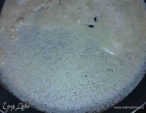 Жарим блины на раскалённой сковородке, стараясь наливать теста столько, чтоб подучились тоненькие блины.