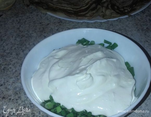 Начинаем закладывать начинку:
1 блин намазываем зелёным луком, смешанным со сметаной.
2 блин намазываем сыром риккота и на него выкладываем тонкие кусочки семги
3 блин я намазала мягким творожным сыром со шпинатом.
С 4-го блина повторяем слои, высота пирога на ваше усмотрение!