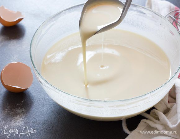 Тесто должно получиться гладким, без комочков, по консистенции будет напоминать сгущенное молоко. Оставьте на 5 минут.