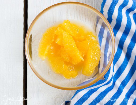 Для фламбированных апельсинов. Апельсины очистить от кожуры, затем острым ножом аккуратно вырежьте мякоть, отделяя ее от пленки.