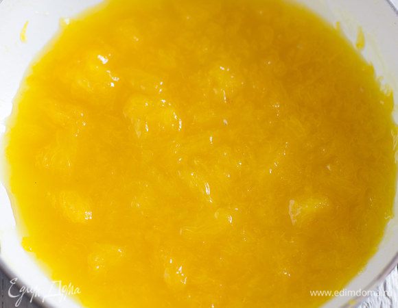 Разогрейте сковороде сливочное масло, выложите апельсины, добавьте сахар и обжарьте 5 минут. Влейте в сковороду коньяк и подожгите. Как только огонь погаснет, сразу снимите с огня.