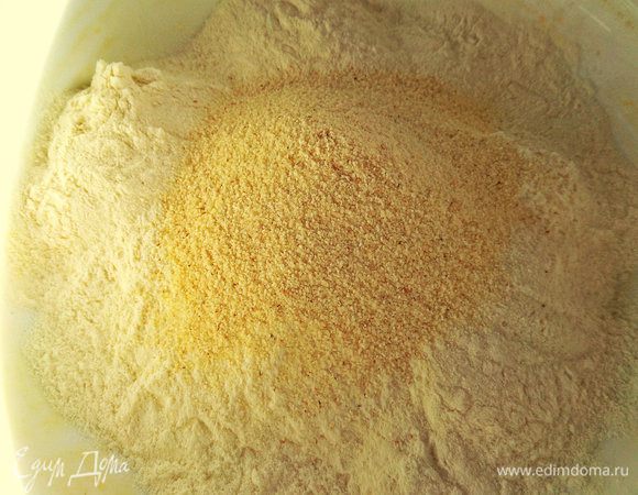 Перемешать муку и семолину (манку).
