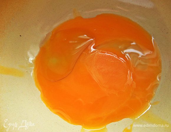 Отделить желток от белка.