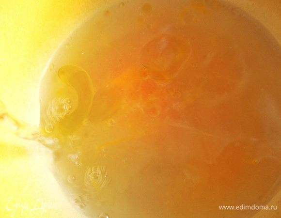 Влить в желток воду тёплую и масло. Воды может быть больше-меньше, но тесто всегда жидкое.