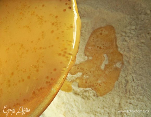 Перемешать и влить жидкий состав в мучной.