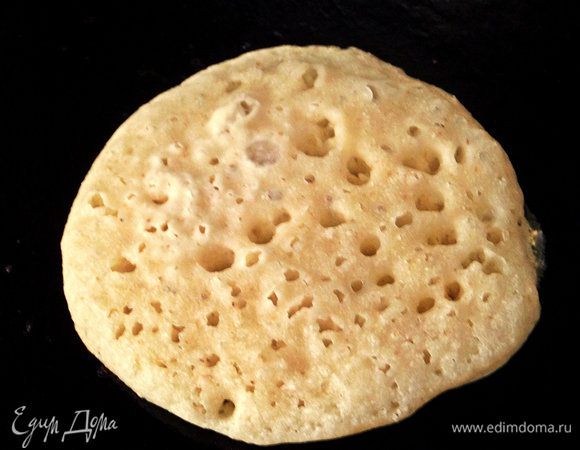 Не бойтесь, блин будет пропечён, только вот жареный с одной стороны! Этот блинчик из второй партии, с другими дрожжами.