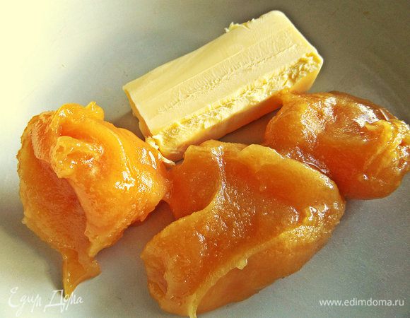 Для соуса поставить на огонь масло с мёдом.
