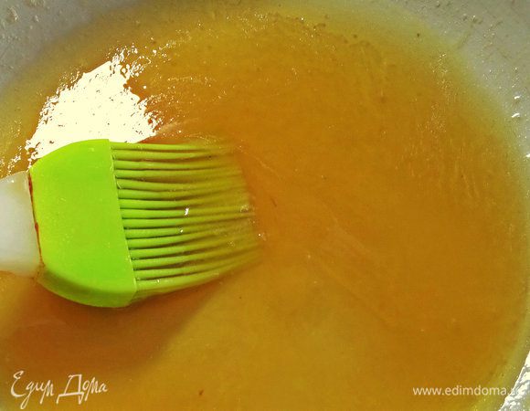 Макать кисточку в соус...